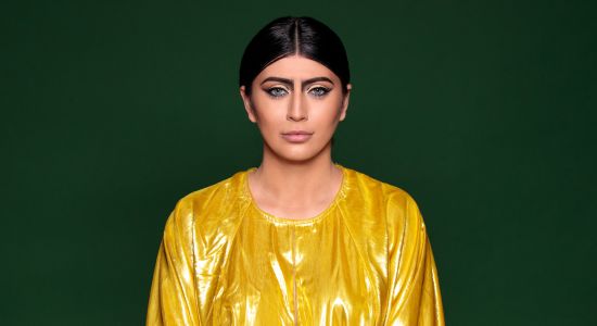 הברישו את הריסים העליונים במסקרה שחורה ואת התחתונים בכחולה