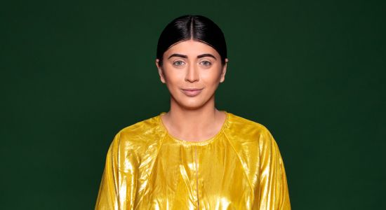 הצלילו עם ברונזר את אזור המצח ועצמות הלחיים והאירו את ההצללות עם היילייטר בגוון שמפניה.