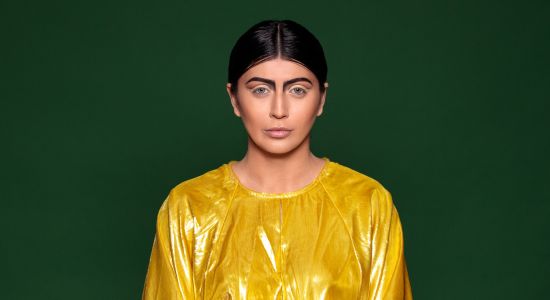 מלאו את מסגרת העפעף בצללית שחורה והאריכו אותה עד לגבות כלפי מטה באמצעות צללית בגוון שחור. 