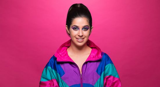 הוסיפו צללית ורודה לאזור הקשת החיצונית בעין