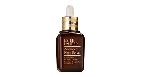 estee lauder סרום התיקון מסדרת Advanced Night Repair מעצים את תהליך ההתחדשות הטבעי של העור המתרחש במהלך הלילה ובכך עוזר לצמצם משמעותית את מראה סימני ההזדקנות בעור.