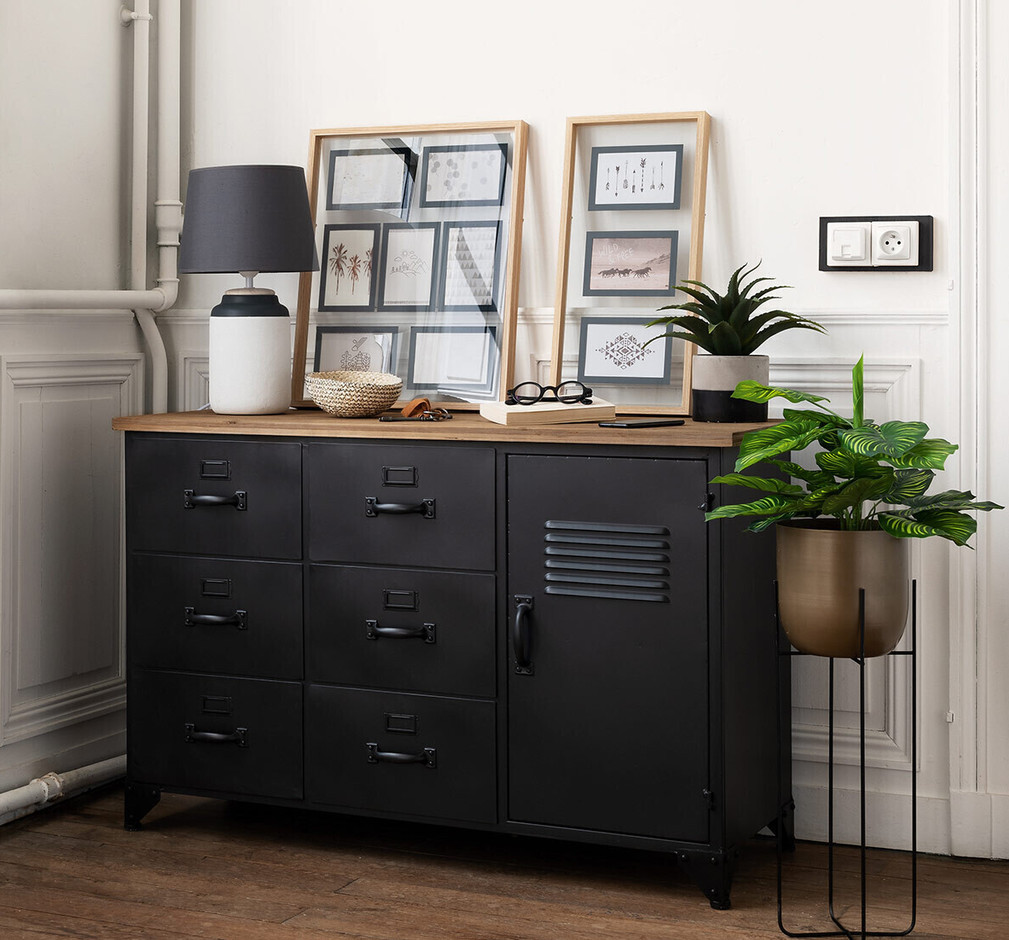 שידת אחסון מעוצבת רטרו המשלבת 6 מגירות ותא אחסון, משטח בוצר וגוף פלדה