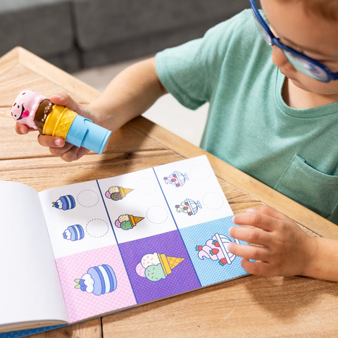 Sticker WOW! חוברת מדבקות 24 דפים עם מכשיר הדבקה אוטומטי ו 300 מדבקות - גלידה