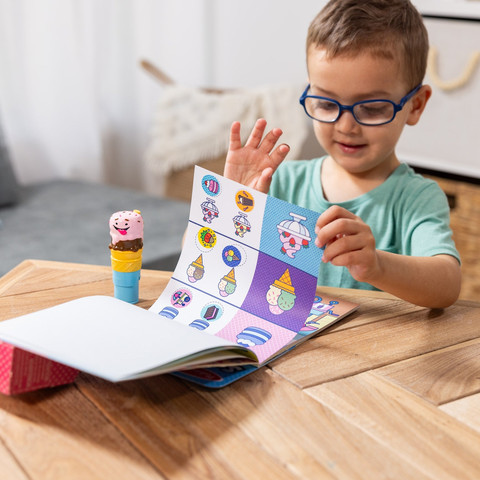Sticker WOW! חוברת מדבקות 24 דפים עם מכשיר הדבקה אוטומטי ו 300 מדבקות - גלידה
