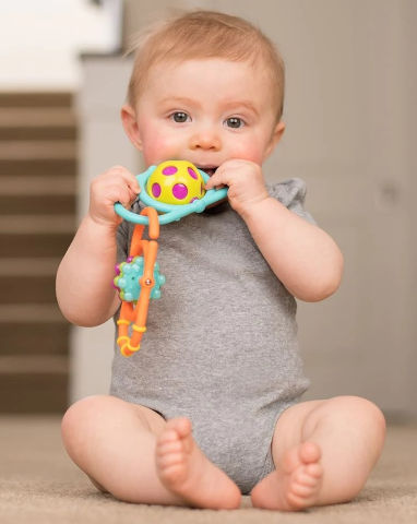 זוג נשכנים עם רעשן מתחברים אחד לשני Linky Links