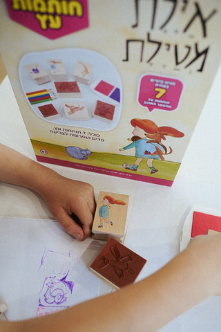 ערכה עם 7 חותמות, כריות דיו ועפרונות בקופסא רב פעמית - איילת מטיילת
