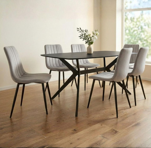 פינת אוכל מקרמיקה 140X80 פלטה בגוון שחור מט כולל 6 כיסאות קטיפה בגוון אפור בהיר דגם טוסקנה-ריבייר