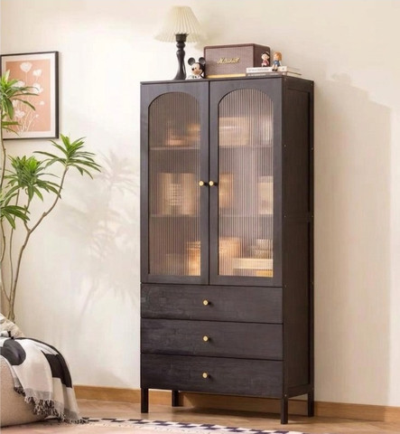 ארון ויטרינה דגם Bamboo – שילוב של טבע, עיצוב ואחסון חכם מבית Twins Design