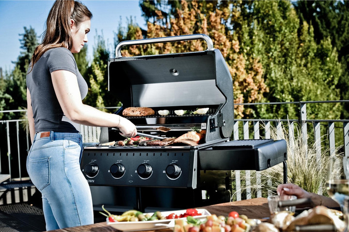 גריל גז 4 מבערים Crown 420 40,000 BTU שחור מבית המותג הקנדי Broil King