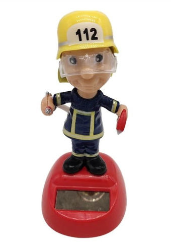 כבאי רקדן סולארי לרכב מחייך ורוקד