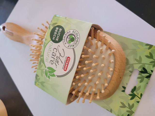 מברשת מעץ אשור לשיער