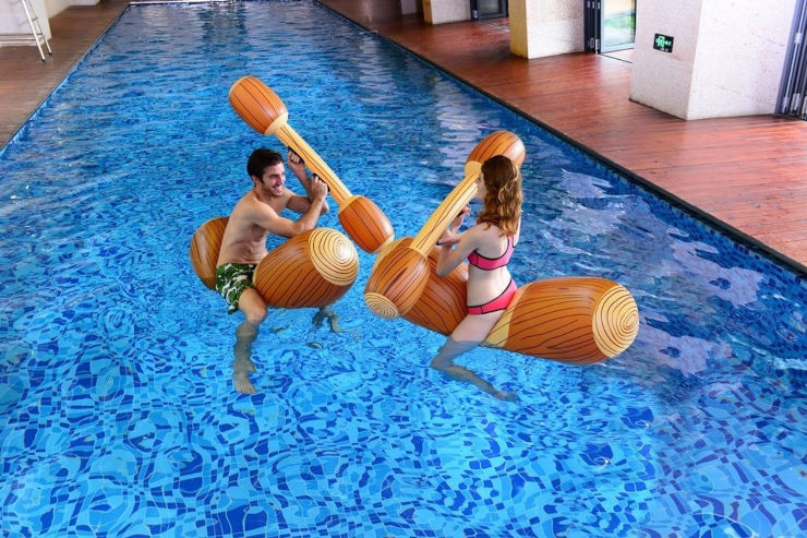מי מפיל את מי - משחק דו קרב מאתגר לבריכה