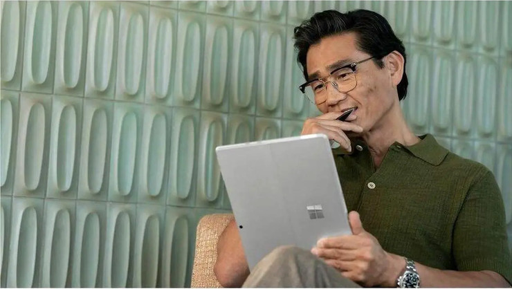 מחשב נייד Microsoft Surface Pro 10 Intel Core Ultra 7 165U 16GB Memory 1TB SSD Intel Graphics 13.0" Touch Screen 2880 x 1920 Detachable 2-in-1 Laptop Windows 11 Pro 64-bit ZDX-00001