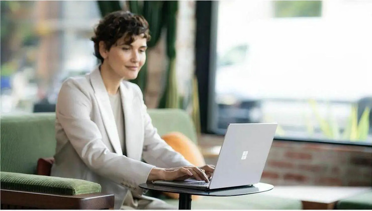 מחשב נייד Microsoft Surface Laptop 6 13.5" Touchscreen Notebook - Intel Core Ultra 5 - 8 GB - 256 GB SSD - Platinum - Intel Chip - 2256 x 1504 - Windows 11 - Intel - PixelSense - English Keyboard - Front C
