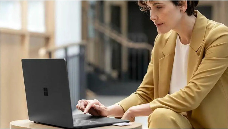 מחשב נייד Microsoft Laptop Surface Laptop 6 Intel Core Ultra 5 135H 16GB Memory 512 GB SSD Intel Arc Graphics 13.5" Touchscreen Windows 11 Pro 64-bit ZPX-00001