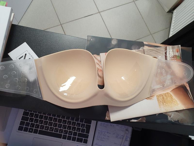 חזיית סיליקון נדבקת עם גב פתוח WINGS BRA ,גוף