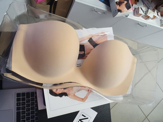חזיית סיליקון נדבקת עם גב פתוח WINGS BRA ,גוף