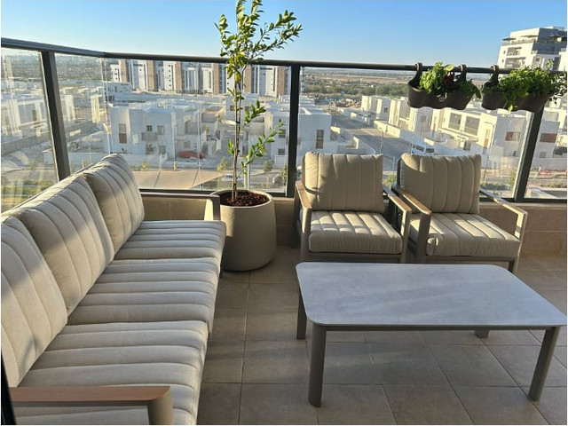 ⁦מערכת ישיבה אלומיניום תלת מושבי דגם בורטו - צבע שמפניה