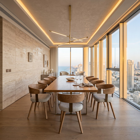 כיסא מרופד בד בהיר משענת עץ מלא ידיות מוטות מתכת