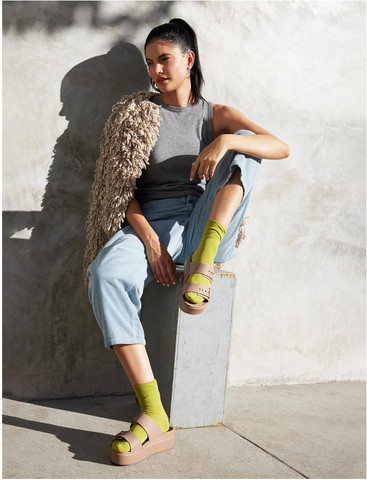 Crocs Brooklyn Sandal - כפכפי פלטפורמה ברוקלין לנשים בצבע לאטה