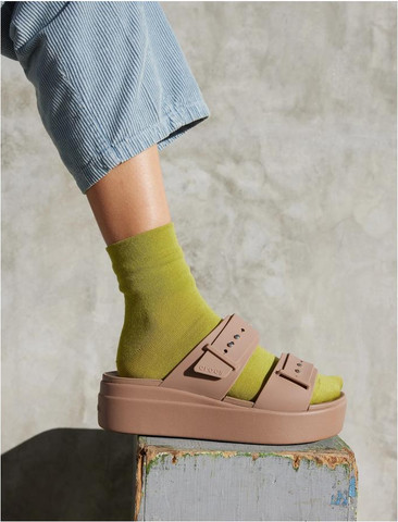 Crocs Brooklyn Sandal - כפכפי פלטפורמה ברוקלין לנשים בצבע לאטה