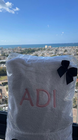 חלוק לילדים לבן עם שם הילד/ה רקום
