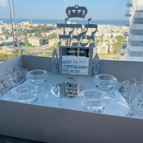 מעמד יוקרתי לעילוי נשמת יקירכם + 2 פמוטים