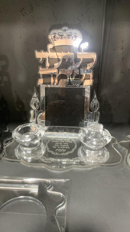 מעמד יוקרתי לעילוי נשמת יקירכם + 2 פמוטים