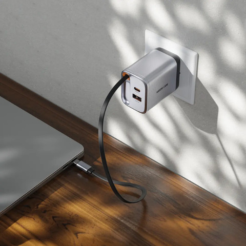 מטען קיר GaN מהיר 40W יציאה כפולה USB-C ו-USB-A עם כבל נשלף USB-C מבית Green Lion