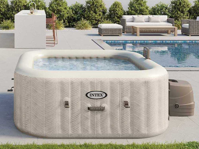 ג׳קוזי מתנפח INTEX מרובע בקוטר 1.75 מ׳ – מתאים ל־4 אנשים, בעיצוב שברון לבן יוקרתי