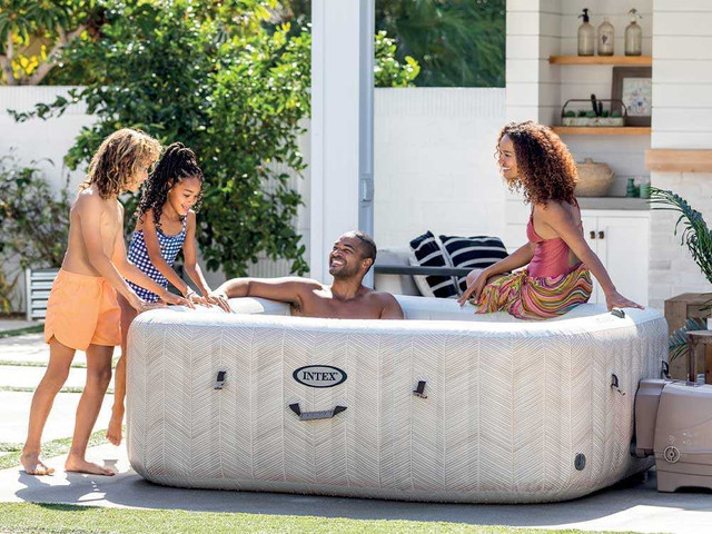 ג׳קוזי מתנפח INTEX מרובע בקוטר 1.96 מ׳ – מתאים ל־6 אנשים, בעיצוב שברון לבן יוקרתי