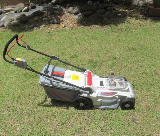 סט מכסחת דשא נטענת + חרמש כולל 2 סוללות 20V/2.5Ah ומטען מהיר