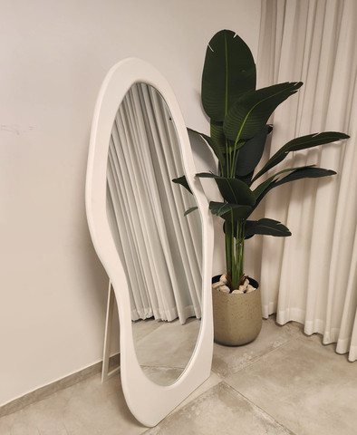 מראת גוף איימורפית Flow Mirror – מסגרת עץ מלא בעיצוב אמנותי