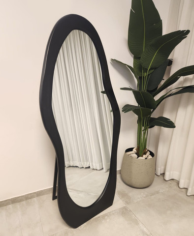 מראת גוף איימורפית Flow Mirror – מסגרת עץ מלא בעיצוב אמנותי