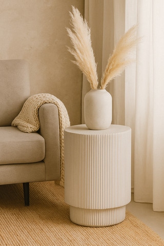 הדום Ribbed Column – עיצוב פיסולי בגוון לבן קרמיקה