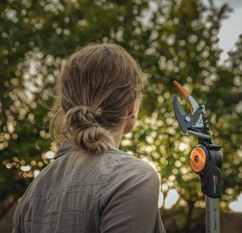 מזמרת גובה לעצים טלסקופית Fiskars UPX82 באורך 158 ס"מ - פתרון גיזום אולטימטיבי לגבהים ללא צורך בסולם