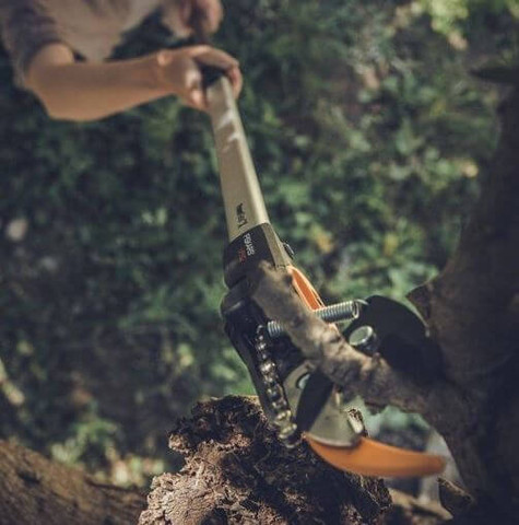 מזמרת גובה לעצים טלסקופית Fiskars UPX82 באורך 158 ס"מ - פתרון גיזום אולטימטיבי לגבהים ללא צורך בסולם