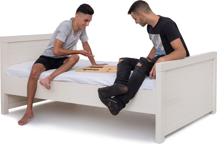מיטה וחצי מעץ מלא דגם ירדן רוחב 120 בצבע מולבן