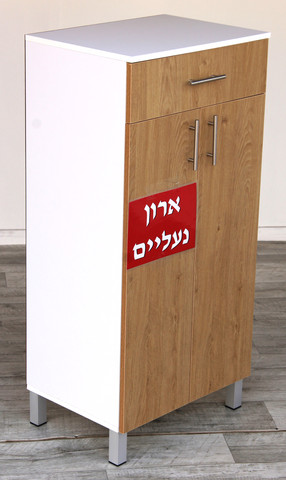 ארון נעליים ומגירה עליונה גוף לבן ודלתות אלון