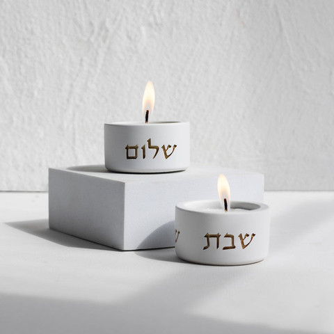 זוג פמוטים לשבת מבטון טבעי בצבעים מרשימים - דגם - Concrete Gold - לבן