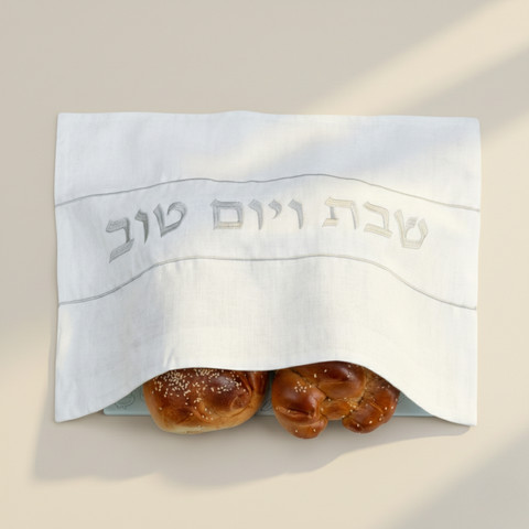 כיסוי חלה מפשתן בגוון טבעי עם רקמה כסופה – דגם A Very Nice Shabbat