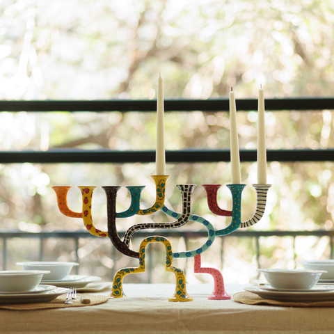 חנוכייה גרפית מתפתלת בעבודת יד – פריט חג יוקרתי עם נוכחות - דגם Loopa