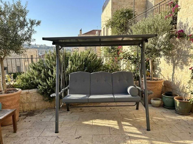 נדנדת גן לוצ'יאנו עם גג קשיח