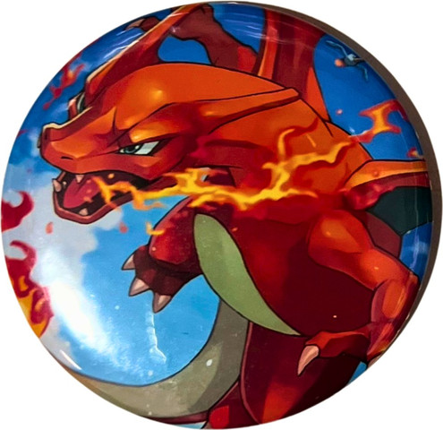 סיכת פוקימון צ’אריזארד בגודל 58 מ״מ – Charizard Pokémon Badge