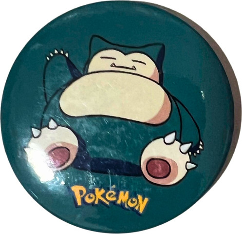 סיכת פוקימון סנורלקס בגודל 58 מ”מ – Snorlax Pokémon Badge