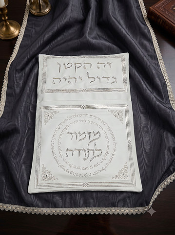 כרית לברית מילה מדמוי עור בגוון אפור מוכסף, 70/47 – דגם RIMINI