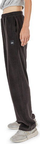 מכנסים לנשים דגם VELOUR HIGH-WAIST GLIMMER WIDE LEG - צבע שחור