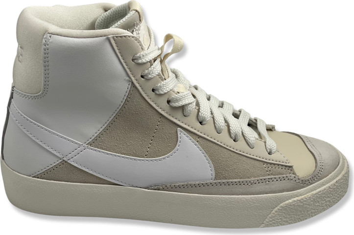 סניקרס גבוהות נייק בלייזר לבנות NIKE BLAZER MID '77 בצבע לבן DQ6084