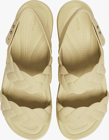 Crocs Brooklyn Woven Upper Low Wedge  -  סנדלי פלטפורמה קרוקס ברוקלין לנשים בצבע צ'אי
