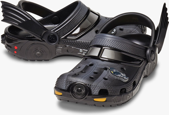 Crocs Batman Batmobile Classic Clog -  כפכפי קרוקס באטמן בעיטור כנפי עטלף בצבע שחור